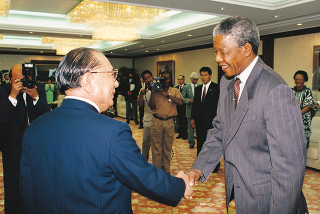 Daisaku Ikeda welcomes Nelson Mandela to Tokyo