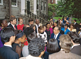 Ikeda talking with students at Harvard University, USA (199­1)