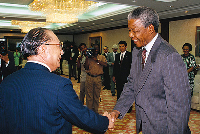 Daisaku Ikeda welcomes Nelson Mandela to Tokyo in October 1990, shortly after his release from prison. 