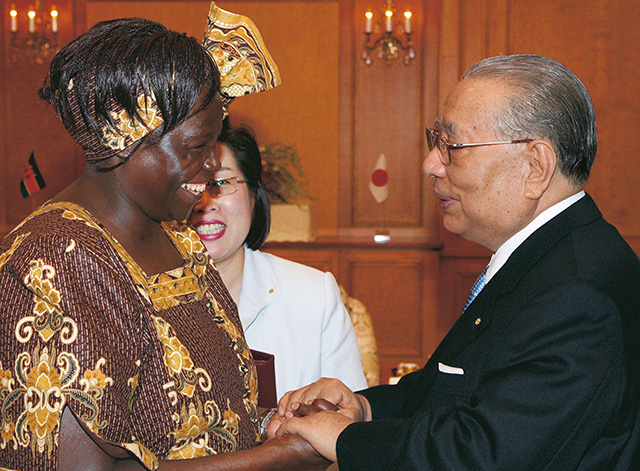 Daisaku Ikeda and Wangari Maathai meet in Tokyo in February 2005