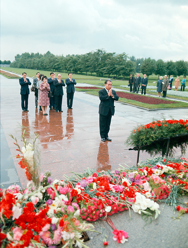 Ikeda places a wreath and offers prayers at the Piskarevskoye Memorial Cemetery