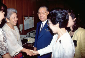 Mrs. Roxas meeting Daisaku and Kaneko Ikeda in Manila (May 1993) 