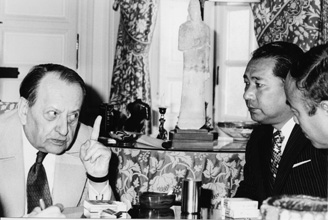 Ikeda with French author and statesman André Malraux in Paris, 1975. Ikeda met and held dialogues with some 1,600 individuals in diverse fields of endeavor