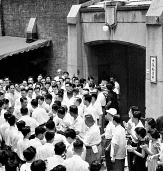 Soka Gakkai members greeting Ikeda after his release from the Osaka detention house on July 17, 1957