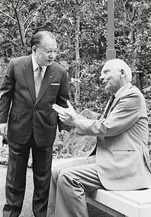 Nobel peace laureate Sir Joseph Rotblat and Ikeda in Osaka in October 1989