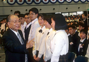 Ikeda encouraging graduates at the 21st Kansai Soka Schools graduation ceremony (March 17, 1996)