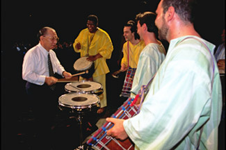 池田在一个青年文化节上与青年参加者交流，意大利米兰，1994年