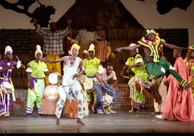 塞内加尔国立芭蕾舞团在日本演出，2005年。