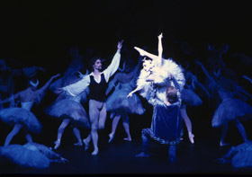 汉堡芭蕾舞团于日本上演“幻影天鹅湖”，1994年。