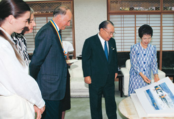 于东京与怀尔德史密斯伉俪（左2、3）及女儿安娜会面