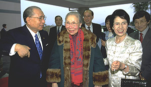 池田大作与夫人香峰子喜逢方女士（香港，1997年2月）