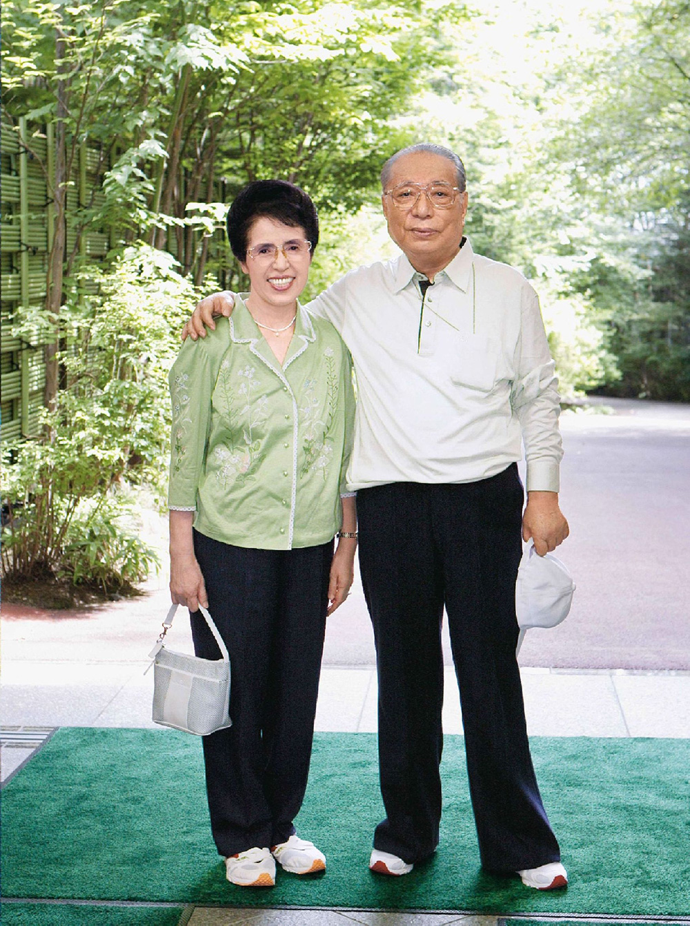 2003年8月在长野，池田大作与妻子香峯子的合影