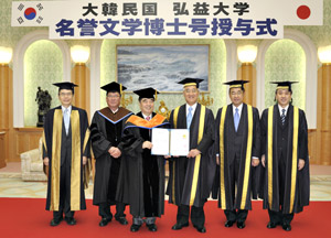 Hongik University Vice President Kim Wan Chul (third from left) entrusts the certificate of honorary doctorate of literature for Mr. Ikeda, to Soka University President Hideo Yamamoto