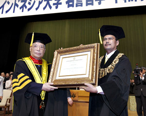 池田会长（左）和印尼大学古米拉尔校长手持证书合影