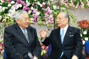 赵文富博士（左）和池田会长（右）（2005年，于东京创价大学）
