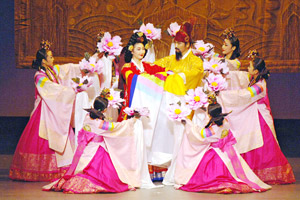 2006年，民主音乐协会邀请首尔艺术团（Seoul Performing Arts Company）到日本演出