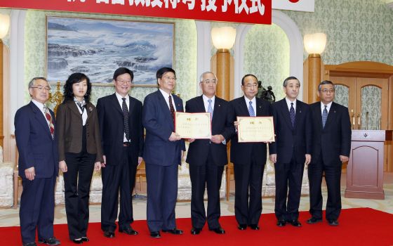 西安外事学院杜瑞清副院长（左四）一行与创价大学代表合照