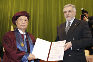 埃里温国立艺术学院伊萨贝基扬校长（右）颁发名誉博士证书给池田会长