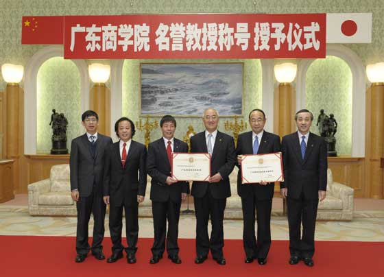 广东商学院王华院长（左三）、杨蒙外事处处长（左二）和李俊教务处处长（左一）与创价大学的代表合照
