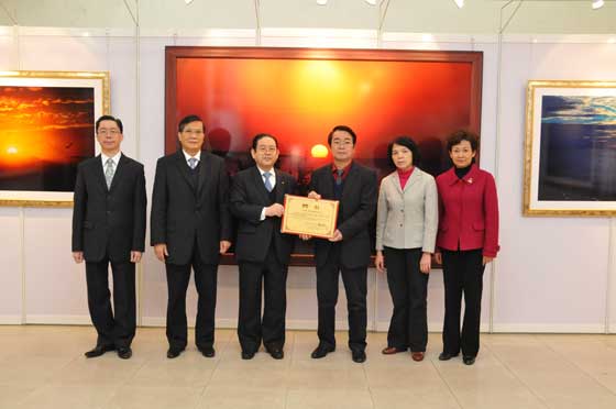 香港创价学会名誉理事长李刚寿代表池田会长接受聘书。右三为黄格胜院长