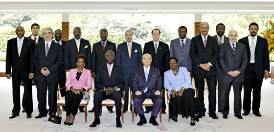 与非洲驻日本外交团代表的合照（东京千駄谷创价国际友好会馆，2010年4月26日）