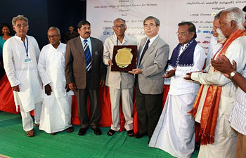诗歌协会帕德马纳班主席把“世界和平诗人奖”交托于印度创价学会大内主席