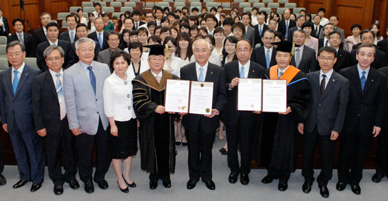 韩国国立忠州大学张校长（前列左5）将名誉经营学博士聘书委交创价大学山本校长（右5）