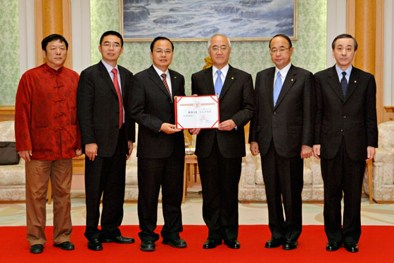 海南师范大学韩长日校长（左3）将聘书委交创价大学山本校长（右3）