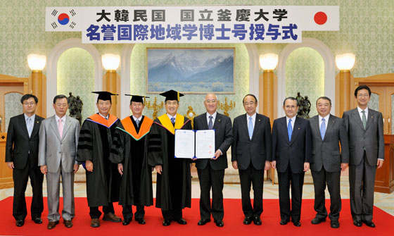 釜庆大学朴校长（左五）一行与创大山本校长（右五）等代表