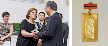 波格相文化部长和吉乡副会长握手，右图为文化部颁赠池田会长的“金牌”