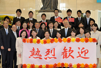 伍校长（二排左五）、外语学院教授刘齐文（二排左四）、外事处处长裴筠（二排左三）一行收到创大师生的欢迎