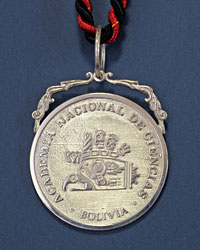 刻有玻利维亚国家科学院徽章的名誉海外会员奖牌