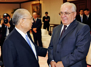 萨多夫尼希博士与池田会长于圣教新闻社大楼内会面（2008年11月）