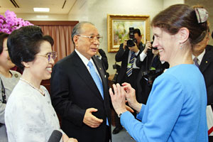 怀德教授（右）受到池田先生与夫人（左）欢迎。（东京八王子，2006年7月）