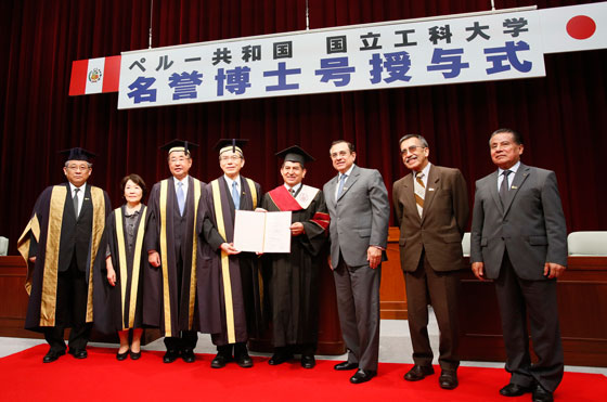 帕迪利亚校长（右四）颁发名誉博士学位证书给创价大学校长马场善久（左四）