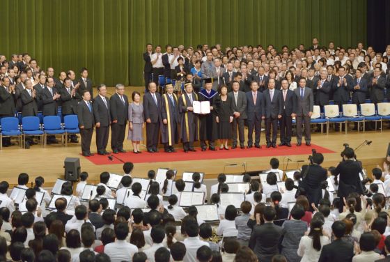 池田副理事长（左七）代表接受“名誉教育学博士”称号证书