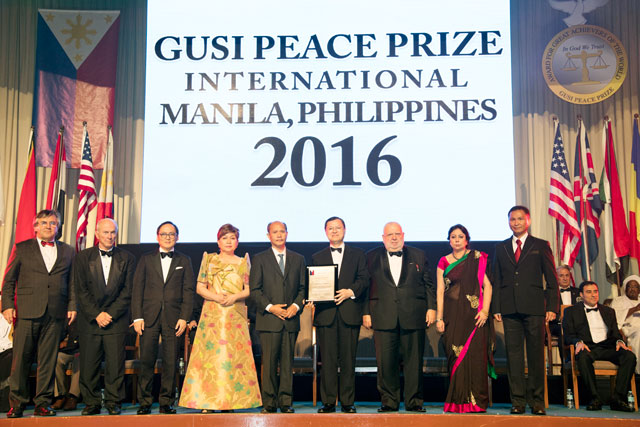 于2016年11月23日，在马尼拉的菲律宾国际会议中心举行的授予仪式上，古西主席（左5）颁赠“2016年古西和平奖”予代表接受的SGI副会长池田（右4）。