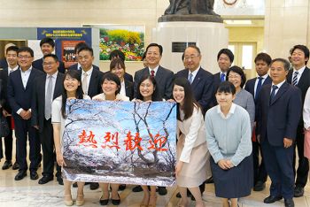 学生们热烈欢迎湖南工业大学代表团
