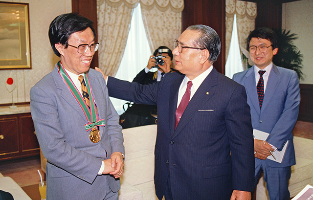 王蒙先生和池田会长在日本东京信浓町的圣教新闻社会面（1987年4月）