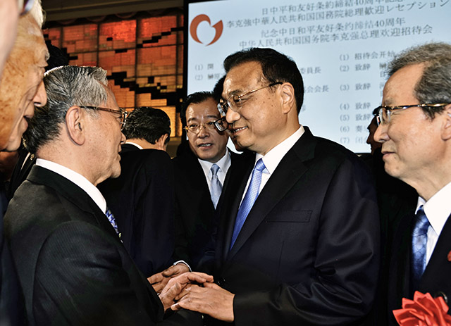 原田会长（左）与李总理（中央）会晤，程大使（右）在旁