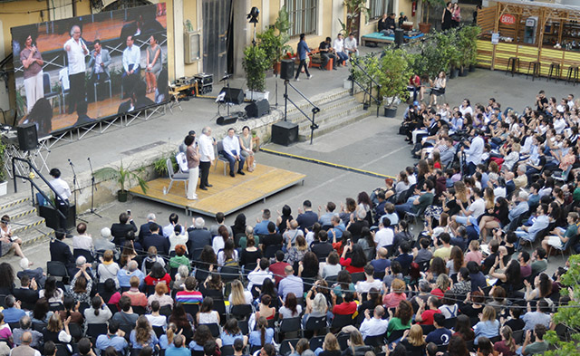 青年大会于6月6日傍晚在罗马的埃克斯－多加纳表演场地举行