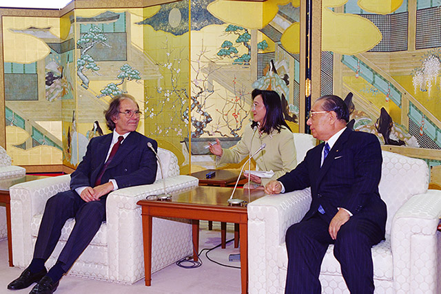 池田大作与埃斯基维尔博士于1995年12月在东京的创价国际友好会馆进行对话