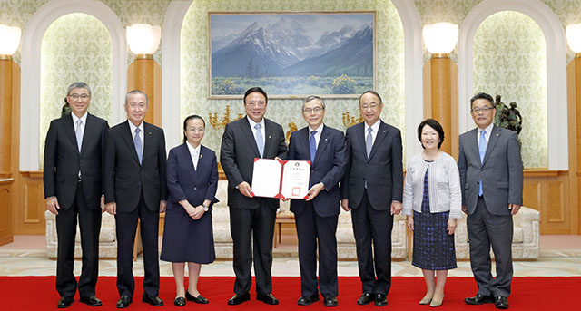 中华大学刘校长（左4）颁赠荣誉教授称号证书，由创价大学马场校长（右4）代表接受。