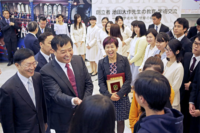 北京电影学院的代表与创价大学的学生会面。