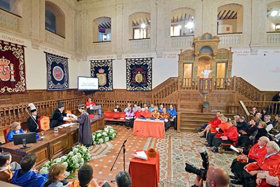 颁授仪式于西班牙埃纳雷斯堡，阿尔卡拉大学礼堂中举办。