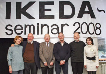 左起：延森教授、埃弗里教授、亨甯森会长、阿克托教授、丹麦SGI理事长扬·默勒（Jan Mller）及丹麦女演员米阿·吕赫内（Mia Lyhne）
