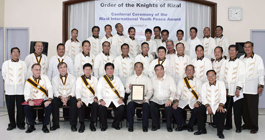 菲律宾理事长卡包坦（右四）与黎刹协会代表合影留念