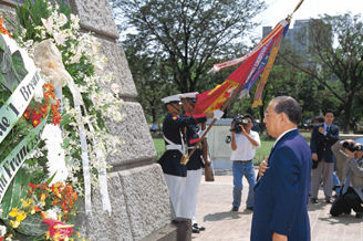 为菲律宾独立运动之父黎剎献上花环（1998年2月于马尼拉）