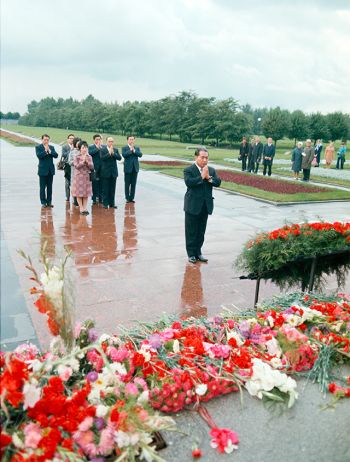 池田SGI会长在皮斯卡列夫公墓放置花圈，并进行祈愿