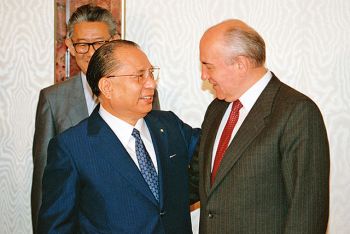 池田SGI会长与苏联总统戈尔巴乔夫首度会晤（1990年7月，莫斯科）
